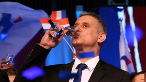 Tomislav Karamarko, leader du principal parti d'opposition croate, célèbre les premiers résultats des élections législatives le 8 novembre 2015 à Zagreb