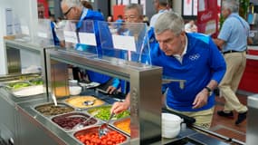 Thomas Bach, président du CIO, à la cantine du village olympique de Paris 2024, juillet 2024