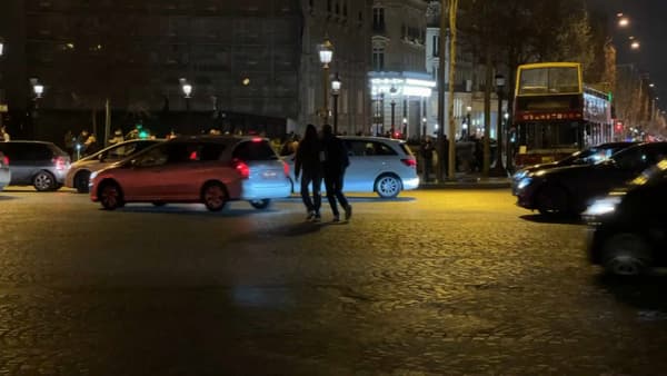 Certains touristes n'hésitent pas à traverser le rond-point de l'Étoile, à Paris, pour prendre une photo. 