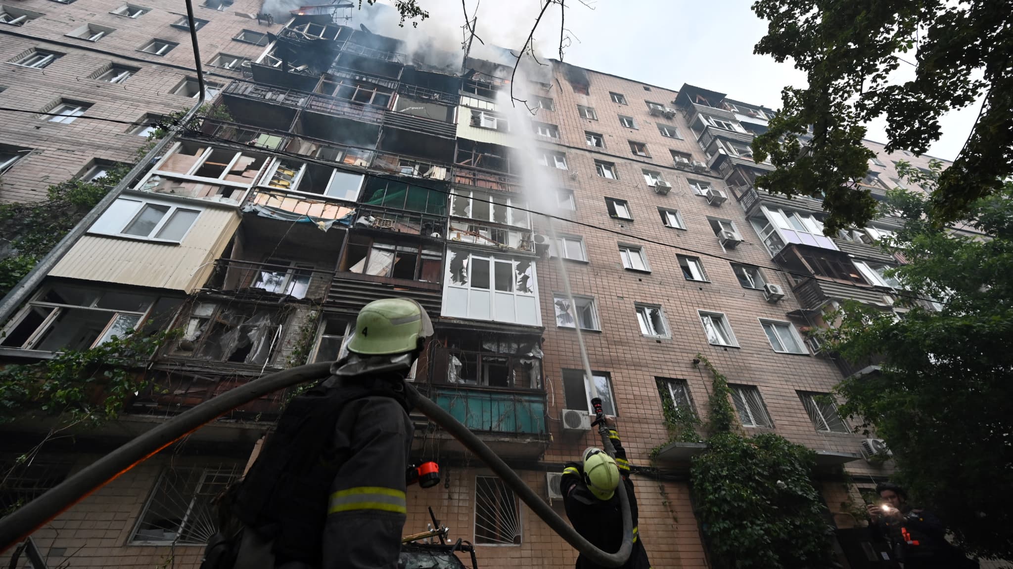 Firefighters turned off a fire in a residential building on several floors after powerful attacks against the Ukrainian city of Jharkiv at the beginning of June 7, 2025 Firefighters turned off a fire in a residential building on several floors after powerful attacks against the Ukrainian city of Jharkiv at the beginning of June 7, 2025