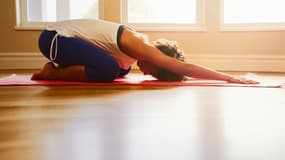 Le yoga associe aux exercices physiques la pratique d'une respiration correcte.