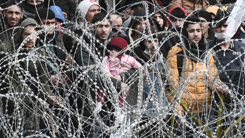 Photo de migrants attendant à la frontière greco-turque près de Kastanies (Grèce), le 2 mars 2020