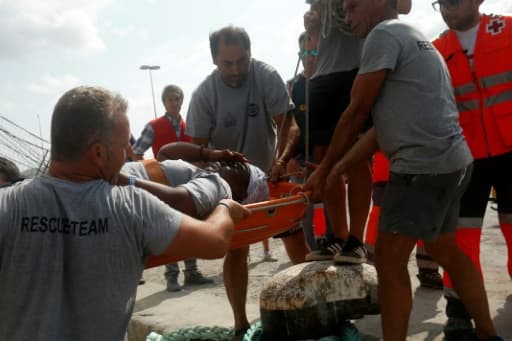 Josepha, une Camerounaise survivante d'un naufrage au large de la Libye, est débarquée sur une civière du bateau de l'ONG espagnole Proactiva Open Arms, le 21 juillet 2018 à Palma de Majorque, aux Iles Baléares Josepha, une Camerounaise survivante d'un naufrage au large de la Libye, est débarquée sur une civière du bateau de l'ONG espagnole Proactiva Open Arms, le 21 juillet 2018 à Palma de Majorque, aux Iles Baléares