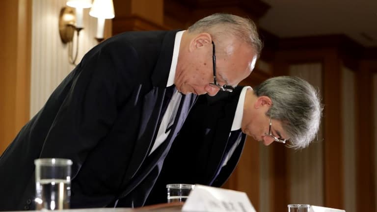 Le directeur général (à gauche) et le vice-président (à droite) d'une école de médecine de Tokyo ont reconnu que les notes des étudiantes avaient été abaissés afin de limiter leur nombre dans la promotion