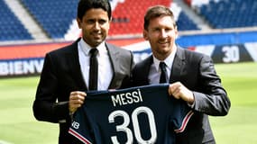Nasser Al-Khelaïfi (à gauche) et Lionel Messi sur la pelouse du Parc des Princes