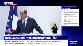 "C'est pas que je me méfie des collègues...": le clin d'oeil de Roselyne Bachelot en désinfectant les micros de la conférence de presse