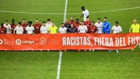 Mouctar Diakhaby se tenant éloigné de la banderole contre le racisme promue par les instances espagnoles