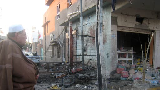 Un homme devant les décombres causés par une attaque suicide le 24 novembre 2013 à Tuz Khurmatu, au nord de l'Irak