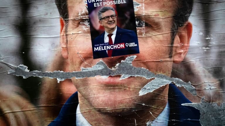 L'affiche électorale de Jean-Luc Mélenchon collée sur celle d'Emmanuel Macron, à Paris, le 19 avril 2022