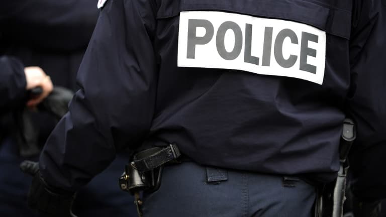À Gennevilliers, la police interpelle une femme armée.