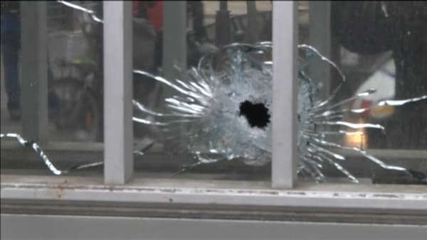 L'impact d'une balla tirée par les frères Kouachi sur un immeuble rue Nicolas Appert à Paris. L'impact d'une balla tirée par les frères Kouachi sur un immeuble rue Nicolas Appert à Paris.