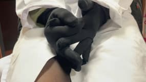 Une soignante avec des gants à l'hôpital de Meaux (photo d'illustration).