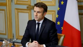 Le président français Emmanuel Macron en visioconférence avec les leaders du G7, le 24 février 2022 à l'Elysée, à Paris