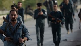 Les forces afghanes arrivent sur le site d'un attentat-suicide à l'aéroport de Kaboul, le 17 juillet 2014.