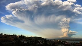 Le gouvernement chilien a décrété l'alerte rouge après l'éruption du volcan Calbuco (sud), ordonnant l'évacuation de la population dans un rayon de 20 km aux alentours
