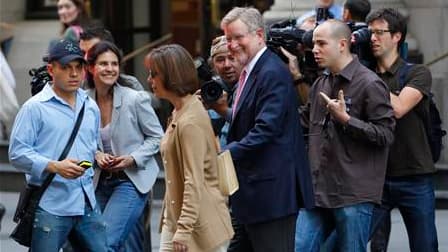 William Taylor, l'un des avocats de Dominique Strauss-Kahn, devant l'immeuble de Manhattan où l'ancien directeur général du FMI est assigné à résidence. Les avocats de l'ex-favori à l'élection présidentielle française ont déclaré qu'aucun représentant de