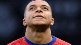 Kylian Mbappe regarde vers le ciel lors d'un échauffement au Parc des Princes à Paris le 16 mai 2021.