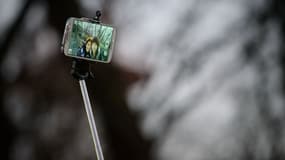 Deux personnes prennent un selfie avec un "selfiestick" (illustration)