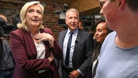 La leader et candidate du RN pour les législatives françaises Marine Le Pen (g) aux côtés de Philippe Ballard (x), candidat RN dans l'Oise lors de la visite d'une ferme à Omecourt, une commune de ce département, le 1er juin 2022