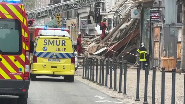 Immeuble effondré à Lille: des pompiers sont déployés pour déblayer les gravats, accompagnés de policiers qui ont sécurisé le périmètre.