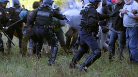 Heurts entre gendarmes et manifestants le 1er septembre dernier dans la forêt de Sivens, dans le Tarn, sur la zone où est prévu le futur barrage.