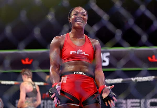Claressa Shields célèbre sa victoire lors de son premier combat de MMA en juin 2021
