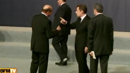 Nicolas Sarkozy et Traian Basescu ont eu vendredi un échange musclé, en marge du sommet de Lisbonne. Mystère sur le contenu de la conversation.