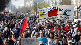 Des Allemands manifestant contre la cherté des loyers à Berlin.