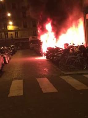 Des scooters incendiés dans le 17e à Paris - Témoins BFMTV
