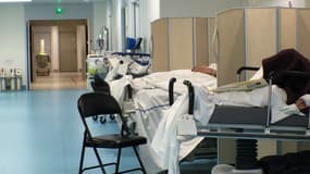 À l'hôpital de Bourg-en-Bresse (Ain), la plupart des lits sont occupés par des malades atteints de la grippe.