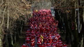 Si le Père Noël bénéficie de l’aide de ses précieux lutins, Amazon a dû utiliser des moyens humains pour atteindre ce niveau de livraison.