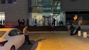 Des personnes qui ont perdus des proches attendent des réponses devant un commissariat de Lod près de Tel Aviv