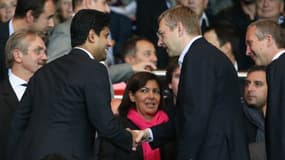 Nasser Al-Khelaïfi et Dmitriy Rybolovlev, les présidents du PSG et de Monaco, se saluent sous les yeux de Frédéric Thiriez, le président de la LFP.