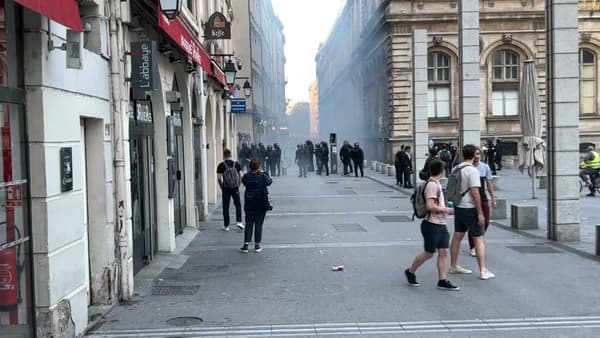 Les forces de l'ordre ont répliqué par des gaz lacrymogènes à des tirs de mortiers d'artifice provoqués par des manifestants cagoulés à Lyon.