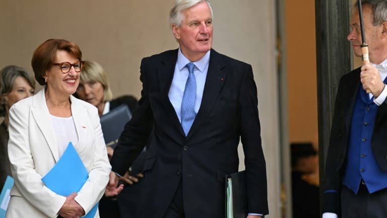 Michel Barnier quitte l'Elysée avec la ministre de l'Agriculture Annie Genevard, après le premier Conseil des ministres de son gouvernement, le 23 septembre 2024 QUITTE L4eLYS2E Le Premier MINISTRE 