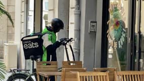 Un livreur Uber eats à Marseille.