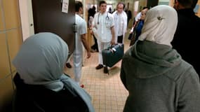 Une femme voilée s'est vu refuser l'accès aux soins par un médecin (illustration) - JEAN-PHILIPPE KSIAZEK / AFP