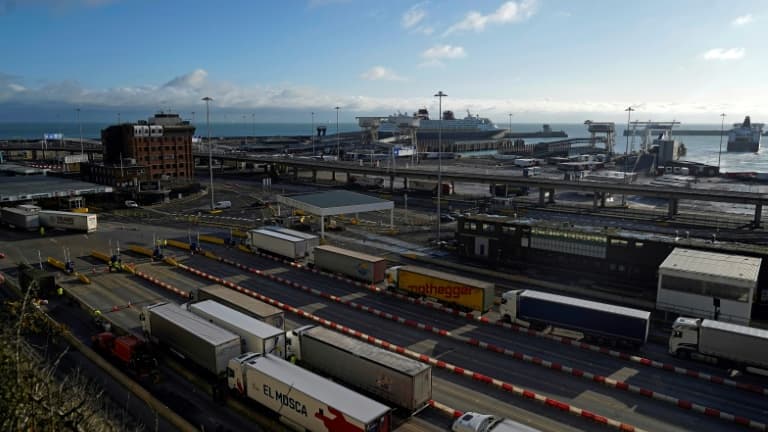 Files de camions à l'entrée du port de Douvres, dans le sud-est de l'Angleterre, le 25 décembre 2020