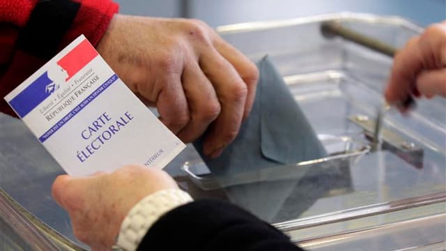 Les bureaux de vote ont ouvert à 08h00 dimanche en France métropolitaine, ici à Strasbourg, pour le premier tour de l'élection présidentielle qui désignera les deux finalistes du 6 mai. /Photo prise le 22 avril 2012/REUTERS/Vincent Kessler