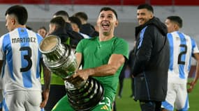 Emiliano Martinez reproduit sa célbration obscène avec la Copa America après Argentine-Chili (3-0, qualifs Coupe du monde 2026), le 5 septembre 2024