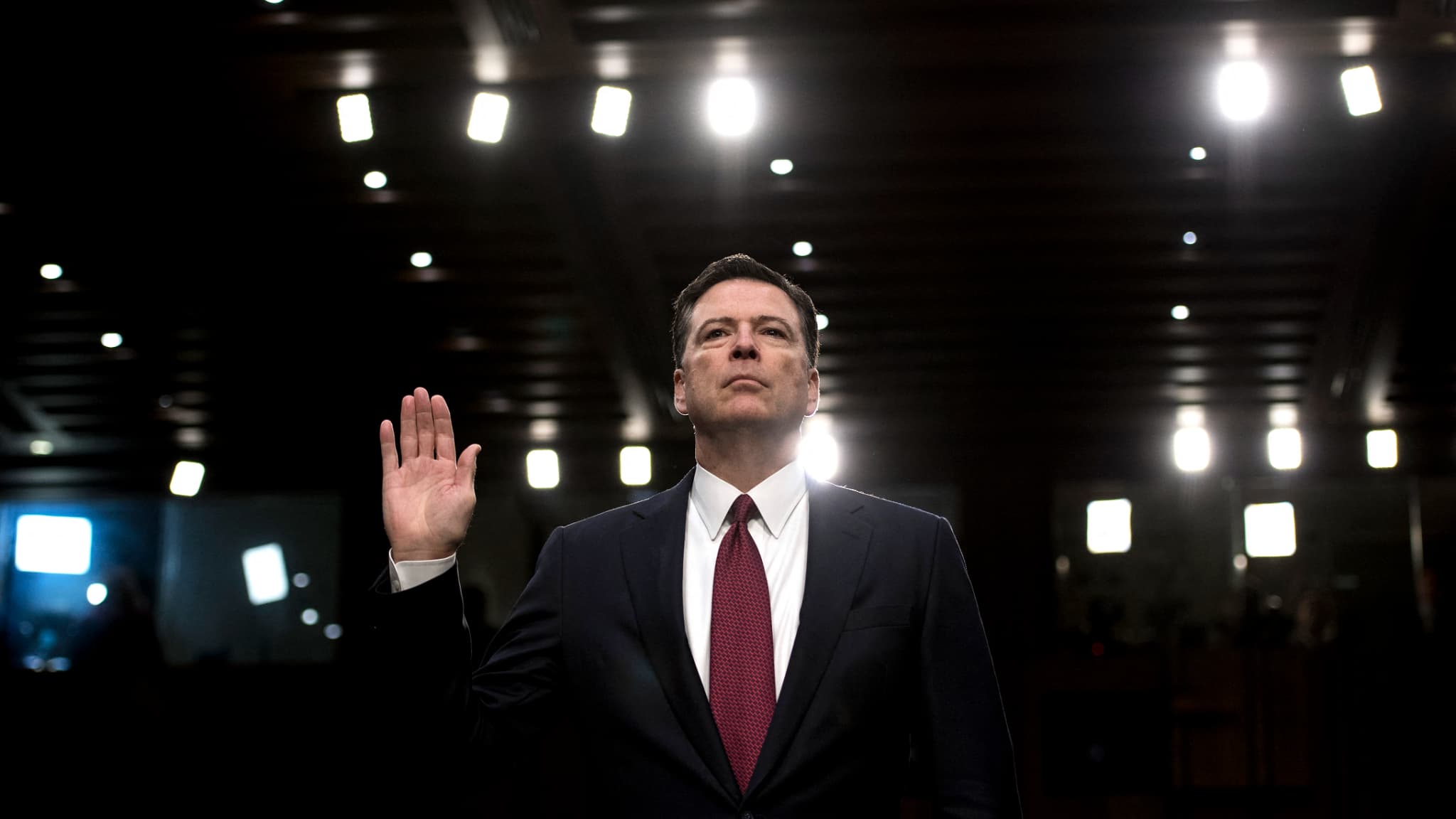 INCULPÉ POUR ENTRAVE À LA JUSTICE, QUI EST JAMES COMEY, ANCIEN CHEF DU FBI ET BÊTE NOIRE DE DONALD TRUMP?