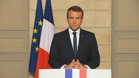 Emmanuel Macron adressant un discours en anglais depuis l'Elysée, après l'annonce de Donald Trump du retrait américain de l'accord sur le climat. 