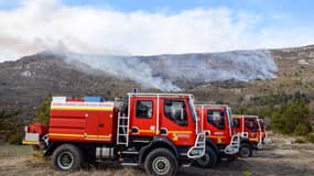 Des camions en intervention pour un feu de forêt à Demandolx (Alpes-de-Haute-Provence) le 6 mars 2025