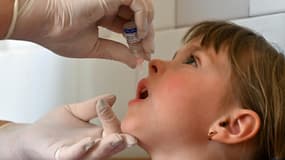 Une petite fille reçoit le vaccin contre la polio à la polyclinique pédiatrique de Kiev, en Ukraine, le 22 août 2019