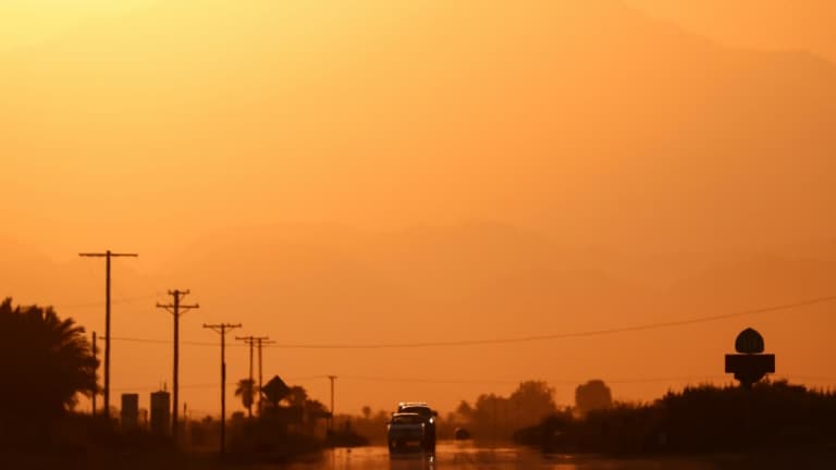 Des véhicules circulent sur l'autoroute lors d'une vague de chaleur à Thermal, en Californie, le 10 juillet 2021 