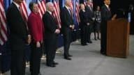Derrière le Président, de gauche à droite : Eric Holder (ministre de la Justice), Janet Napolitano (Chef de la sécurité intérieure), Robert Gates (secrétaire à la Défense), Joe Biden (vice-Président), Hillary Clinton (Secrétaire d'Etat), le Général James