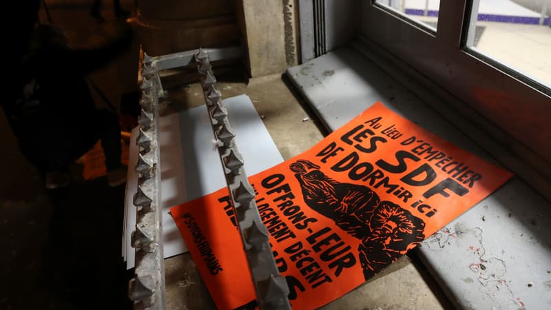 Des pics installés sur le rebord d'une fenêtre à Paris