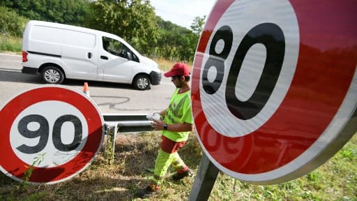 Un remplacement de panneau sur une route française l'été passé - Image d’illustration 