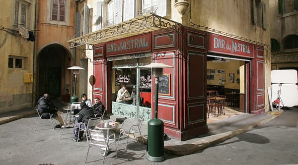 Le décor de "Plus belle la vie", dans les studios de la Belle de mai à Marseille. Le décor de "Plus belle la vie", dans les studios de la Belle de mai à Marseille.