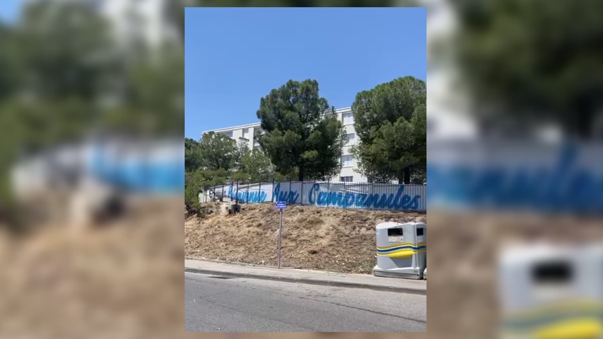 La banderole déployée aux Campanules.